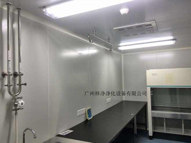 建造和使用潔凈室能有效減少室內(nèi)誘入、產(chǎn)生及滯留粒子。