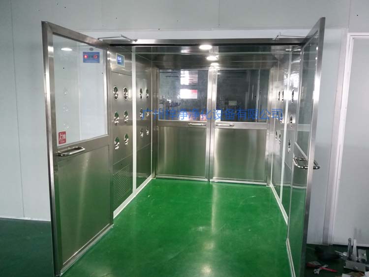 雙開門貨淋室前門打開,后門緊鎖 防止?jié)崈羰遗c非潔凈室空氣對流。