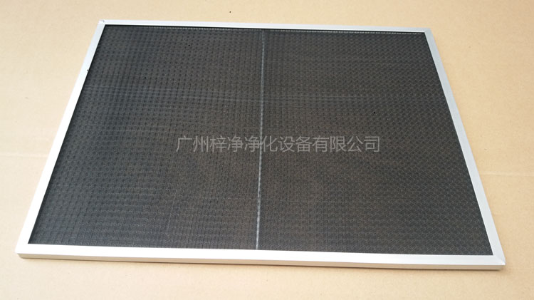 尼龍網(wǎng)初效過濾器骨架采用直徑為6mm的鐵絲焊接處理,目的防止過濾器變形。