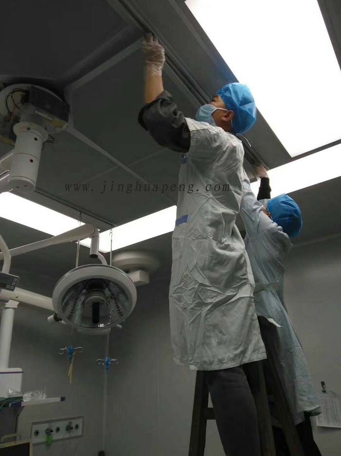 醫(yī)院潔凈手術(shù)室紙隔板高效空氣過濾器安裝完畢，封閉散流板