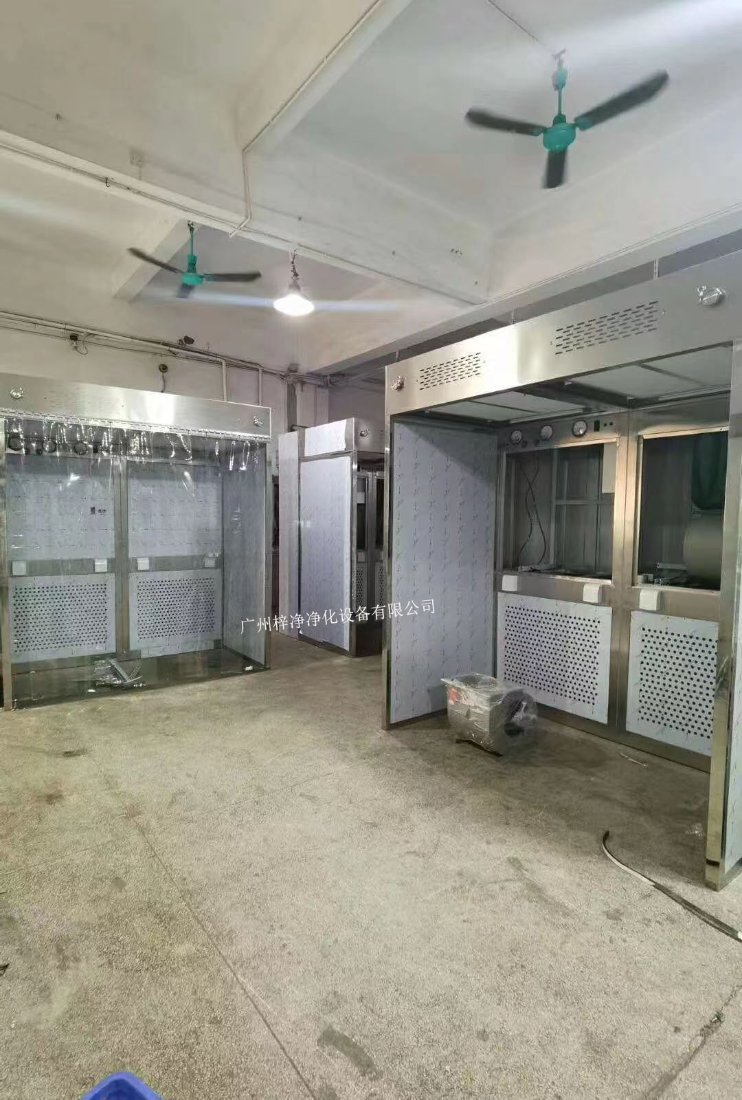 負(fù)壓稱量室設(shè)備由工作區(qū)、回風(fēng)箱體、風(fēng)機(jī)箱體、出風(fēng)箱體及外箱體幾大部分拼裝而成。
