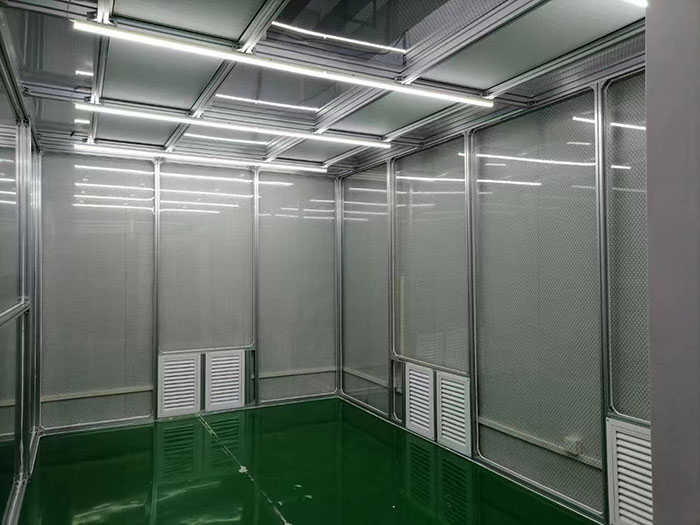 選擇百級無塵潔凈棚還是千級無塵潔凈棚，應(yīng)根據(jù)具體的生產(chǎn)需求、產(chǎn)品要求和預(yù)算來決定。